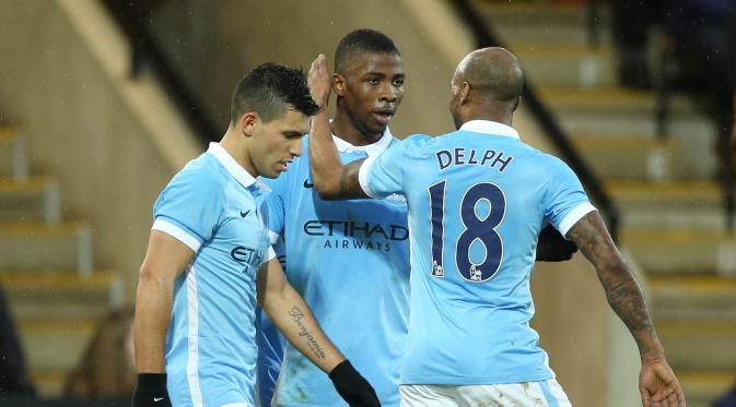 Para pemain Manchester City, Kelechi Iheanacho,Fabian Delph dan Sergio Aguero merayakan gol ke gawang Norwich City pada laga Babak ketiga Piala FA di Stadion Carrow Road, Norwich, Sabtu (9/1/2016).  (Reuters/Alex Morton).