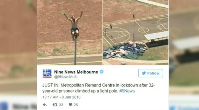 Foto diambil oleh helikopter media memperlihatkan sang napi di atas tiang melambaikan tangannya di samping lapangan basket di penjara Ravenhall. (News.com.au)