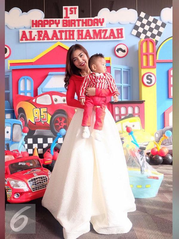 Bella Shofie di perayaan ulang tahun anak angkatnya,  Al Fatih Hamzah. [Foto: Instagram]