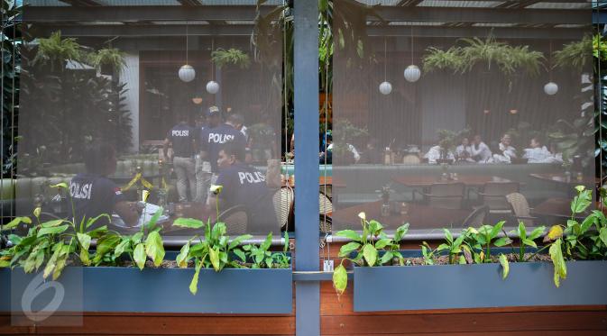 Anggota Reskrim Polda Metro Jaya melakukan pra-rekonstruksi di Cafe Olivier, Mal Grand Indonesia, Jakarta, Senin (11/1). Pra-rekonstruksi dilakukan dengan memeriksa ulang saksi-saksi kasus kematian Wayan Mirna Salihin. (Liputan6.com/Faizal Fanani)