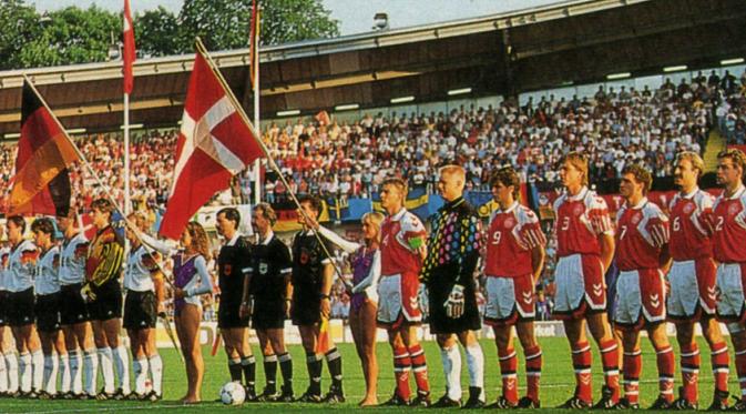 Tim nasional Denmark dan Jerman pada pertandingan final Piala Eropa 1992, di Stadion Ullevi, 29 Juni 1992. (UEFA). 