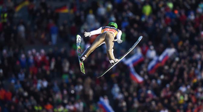 Atlet ski Slovenia, Peter Prevc, tampil pada babak pertama Piala Dunia Ski Jumping di Wilingen, Jerman, Minggu (10/1/2016). (EPA/Arne Dedert)