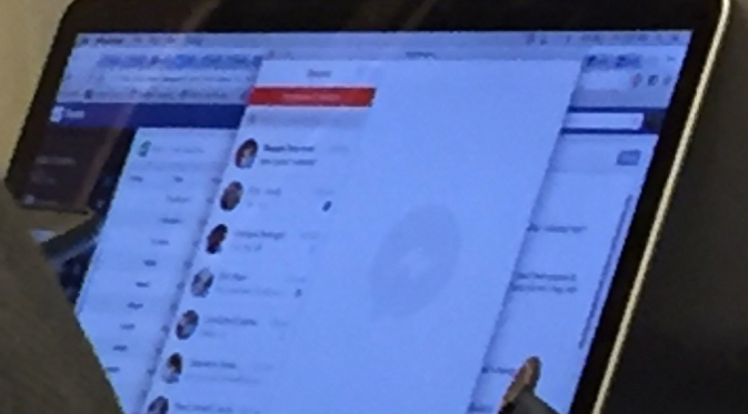 Bocoran foto yang memperlihatkan seorang pegawai Facebook menggunakan Messenger di Mac (sumber: techcrunch.com)