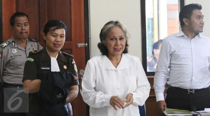 Terdakwa pembunuh Angeline, Margriet Megawe saat memasuki ruang sidang di Pengadilan Negeri Denpasar, Senin (11/1/2016). Kak Seto dihadirkan sebagai saksi ahli dalam bidang psikologi anak. (Liputan6.com/Angga Yuniar)
