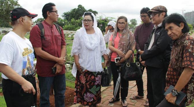 Ziarah di makam Usmar Ismail. (Foto: Panitia UIA)