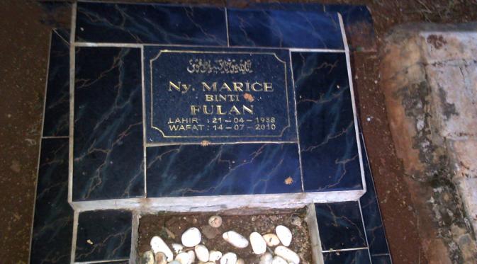 Jenazah Budi Anduk dimakamkan di sampingmakam Ny. Marice. (Altov/Bintang.com)