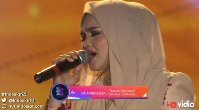 Penampilan Siti Nurhaliza dalam Konser Raya 21 Tahun. [Foto: Twitter Indosiar]
