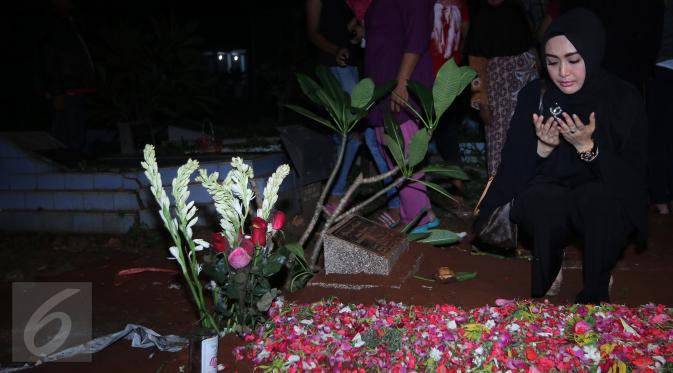 Suasana pemakaman Budi Anduk di TPU Kemang, Jati Cempaka, Bekasi, Senin (11/1/2016). (Liputan6.com/Herman Zakharia)
