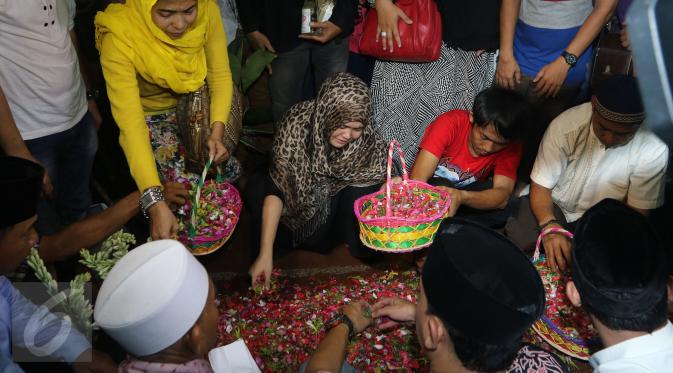 Suasana pemakaman Budi Anduk di TPU Kemang, Jati Cempaka, Bekasi, Senin (11/1/2016). (Liputan6.com/Herman Zakharia)