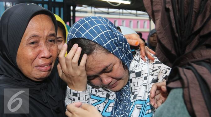 Istri almarhum Budi Anduk, Neneng Nurhayati (berkerudung biru) terlihat sangat terpukul dengan kepergian suami. [Foto: Herman Zakharia/Liputan6.com]
