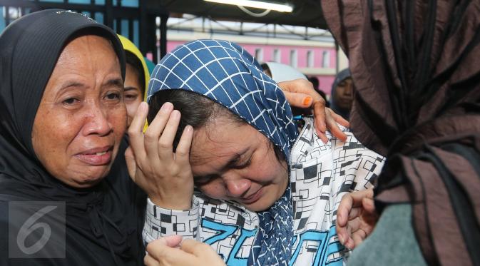 Istri Budi Anduk, Neneng Nurhayati terlihat lunglai saat mengantarkan jenazah suaminya untuk disalatkan, Bekasi, Senin (11/1/2016). Budi Anduk menghembuskan nafas terakhir pada usia 47 tahun di RS Dharmais, Jakarta. (Liputan6.com/Herman Zakharia)
