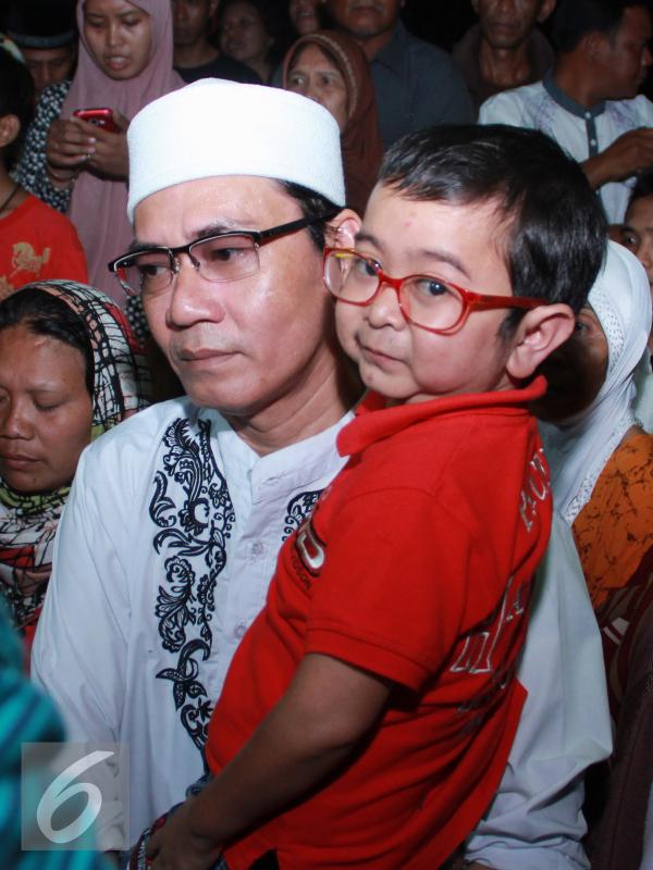 Daus Mini ikut menghadiri pemakaman Budi Anduk, Bekasi, Senin (11/1/2016). Budi Anduk menghembuskan nafas terakhir pada usia 47 tahun di RS Dharmais, Jakarta. (Liputan6.com/Herman Zakharia)