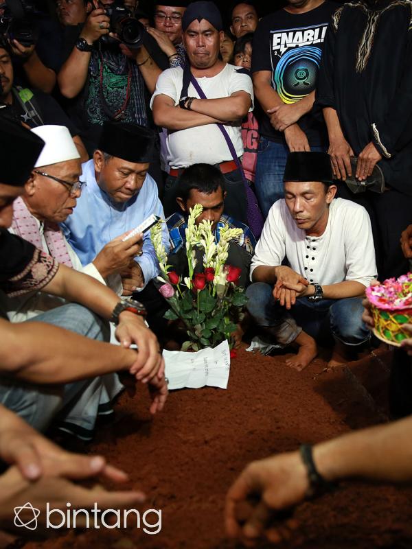 Suasana di pemakaman Budi Anduk. (Deki Prayoga/Bintang.com)