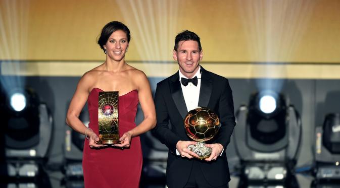 Lionel Messi berpose dengan kapten Timnas Putri AS, Carli Lloyd, yang meraih gelar Pesepak bola Wanita Terbaik Dunia 2015. (AFP/Fabrice Coffrini)