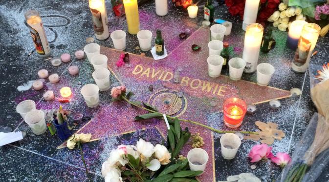 Lilin dan bunga diletakkan di atas nama penyanyi legendaris David Bowie di Hollywood Walk of Fame di Los Angeles, Senin (11/1). Bowie meninggal di usianya yang ke 69 tahun dan baru saja merilis album ke-25 nya yaitu 