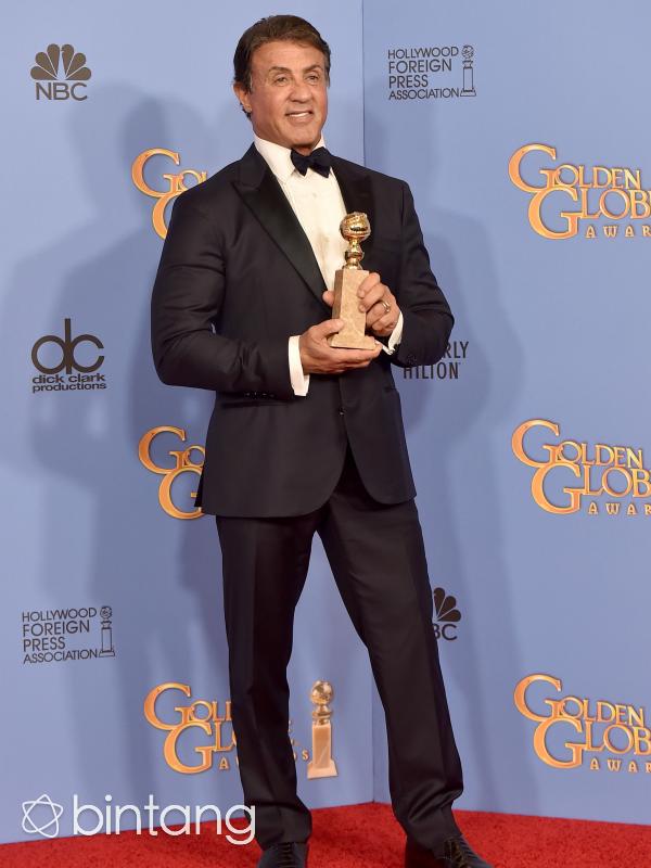  Sylvester Stallone saat menerima piala di Golden Globes 2016. (AFP/Bintang.com)