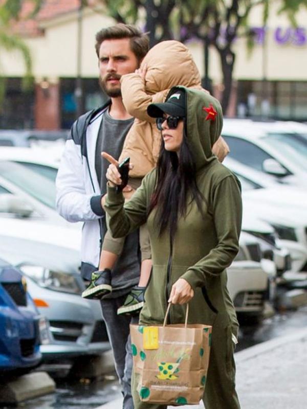 Kourtney Kardashian, Penelope, dan Scott Disick (via mirror.co.uk)