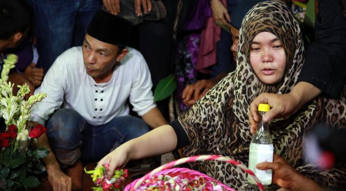 Neneng Nurhayati istri Alm. Budi Anduk ikut ke pemakaman sang suami. (Deki Prayoga/bintang.com)
