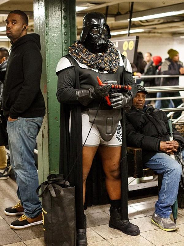 'Darth Vader' turut serta dalam No Pants Day, Union Square, New York, (11/1). | via: Xinhua/Barcrtott Media