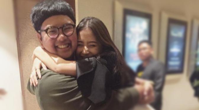 Ricky Cuaca dan Prilly Latuconsina lepas kangen dengan berpelukan erat [foto: instagram/prillylatuconsina96]