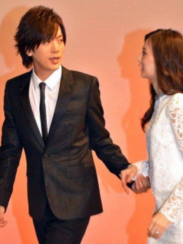 Daigo dan Keiko Kitagawa dalam sebuah konferensi pers soal pernikahan mereka. (Tokyo Hive)