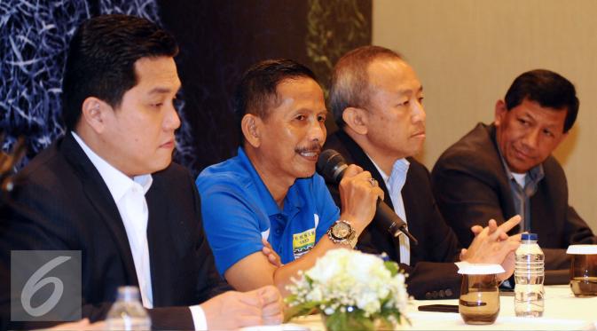 Pelatih Persib, Djadjang Nurdjaman (kedua kiri) memberikan keterangan seputar program pembinaan pelatih dan pemain di Italia, Jakarta, Rabu (13/1/2016). Djadjang serta tiga pemain muda Persib mengikuti program tersebut. (Liputan6.com/Helmi Fithriansyah)