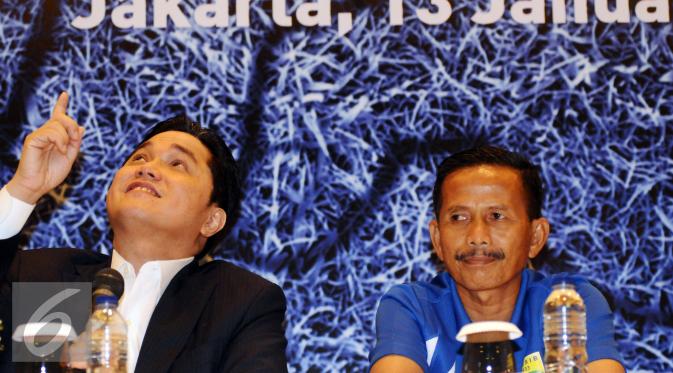 Presiden Inter Milan, Erick Thohir (kiri) memberikan keterangan seputar program pembinaan pelatih-pemain di Italia, Jakarta, Rabu (13/1/2016). Djadjang Nurdjaman serta tiga pemain Persib mengikuti program tersebut. (Liputan6.com/Helmi Fithriansyah)