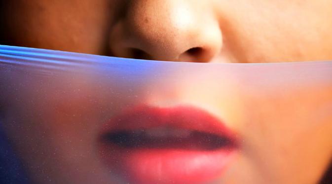 Selaput karet yang dianjurkan dalam hubungan seks oral demi mencegah penularan penyakit. (Sumber theverge.com)