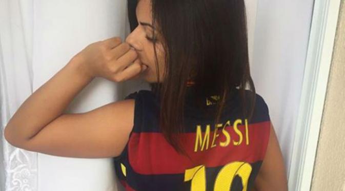 Miss BumBum dalam sebuah pose yang dikirmkan kepada Lionel Messi