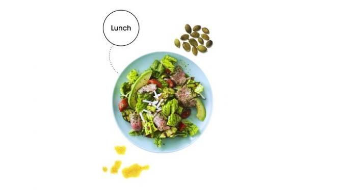 Makan Siang : Meningkatkan daya ingat dengan salmon, salad alpukat yang dicampur biji labu (sumber. Elle.com)