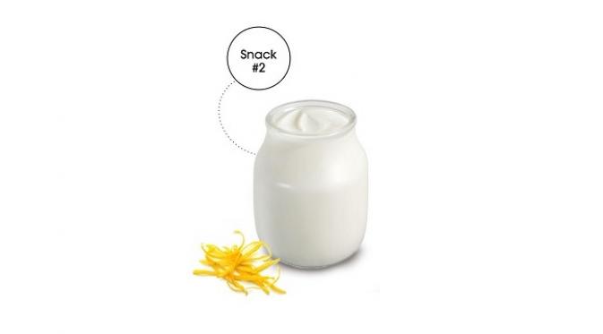 Snack 2 : Membuat otak tetap semangat dengan yogurt kelapa dan parutan lemon (sumber. Elle.com)