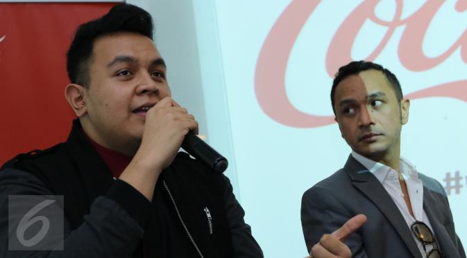 Penyanyi Tulus (kiri) memberikan komentar saat menghadiri kampanye #rayakannamamu yang digelar Coca-Cola Indonesia di Jakarta, Rabu (13/1/2016). Tulus mendukung kampanye melawan bullying verbal. (Liputan6.com/Herman Zakharia)