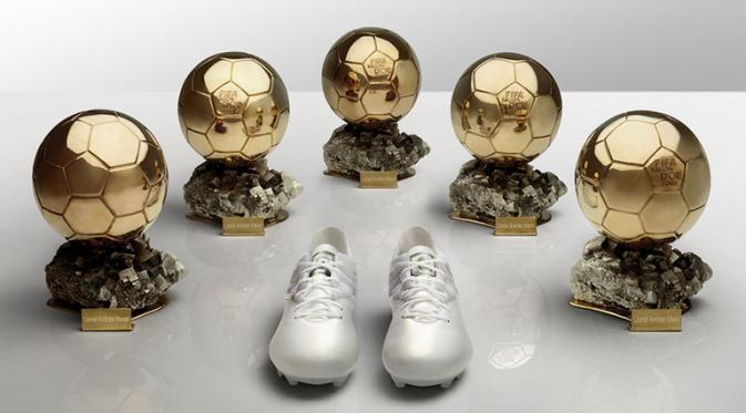 Lima trofi Ballon d'Or miliki Lionel Messi beserta sepatu khusus buatan Adidas. (Skysports)