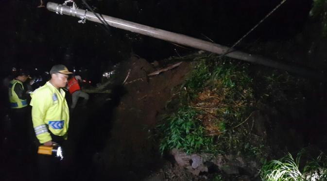 Hujan deras di wilayah Cianjur menyebabkan longsor di jalur Puncak Desa Cibeureum, Cianjur, Rabu (13/1/2016). (Twitter/@Sosmed_Info)