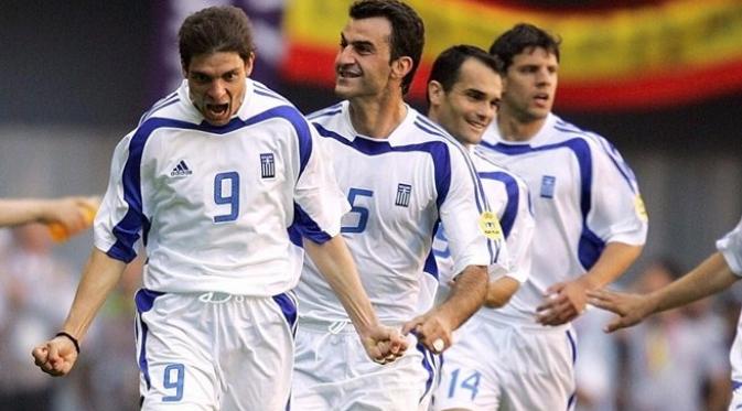 Pemain tim nasional Yunani, Angelos Charisteas (nomor 9), usai mencetak gol ke gawang Spanyol, pada penyisihan Grup A Piala Eropa 2004, di Estadio de Bessa, 16 Juni 2004. (UEFA). 