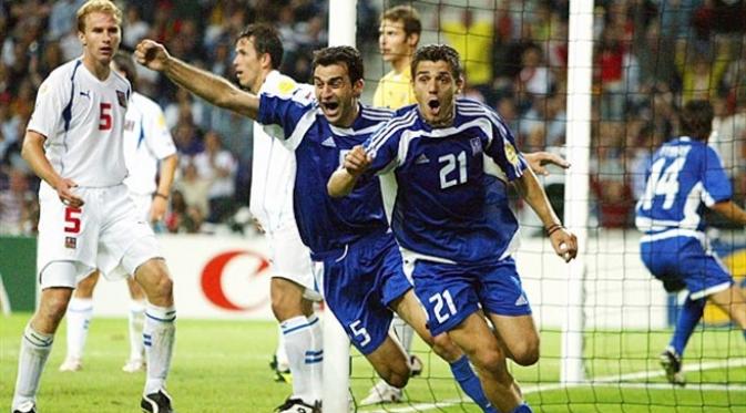 Bek Yunani, Traianos Dellas (kiri) usai mencetak gol penentu kemenangan 1-0 atas Ceska pada semifinal Piala Eropa 2004, di Estadio do Dragao, 1 Juli 2004.  (UEFA). 