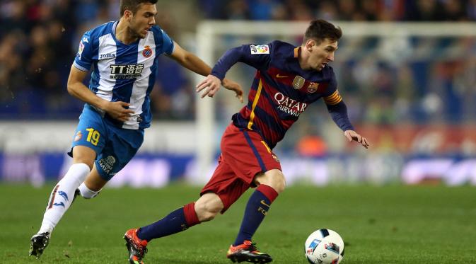 Lionel Messi memiliki gaya menggiring bola unik, yang membuatnya mampu dengan mudah mengelabui lawan. (Reuters/Sergio Perez)