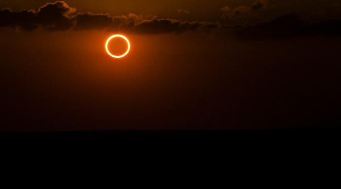 Dalam dunia astronomi, gerhana matahari merupakan fenomena yang sangat sepektakuler. 
