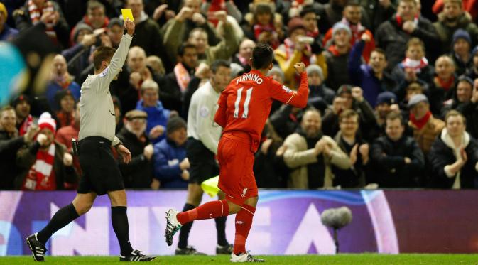 Penyerang Liverpool, Roberto Firmino melakukan selebrasi usai mencetak gol kegawang Arsenal pada lanjutan Liga Inggris di stadion Anfield, Inggris (14/1/2016). Liverpool bermain imbang dengan Arsenal dengan skor 3-3. (Reuters/Carl Recine)