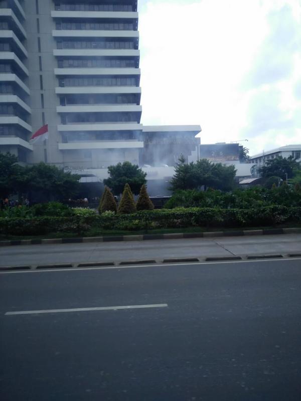Dari seberang jalan, asap terlihat setelah ledakan yang diduga bom terjadi di Sarinah. | via: Istimewa