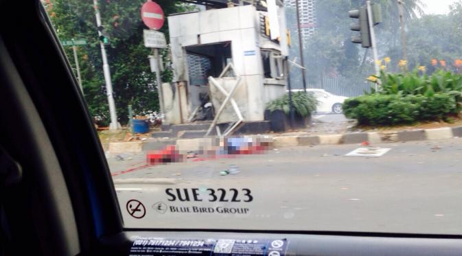 Korban jiwa dari ledakan bom di pos polisi Sarinah terlihat di lokasi kejadian. (sumber: istimewa)