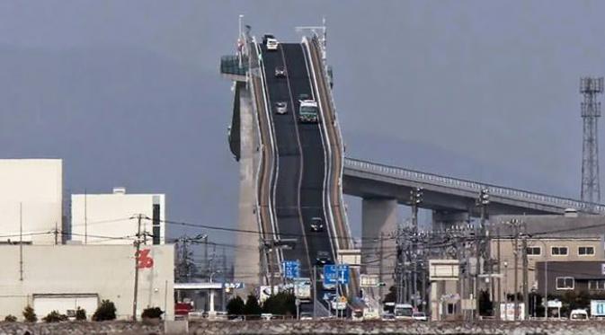 Jembatan di Jepang menukik tajam seperti roller coaster. Sumber: lostateminor