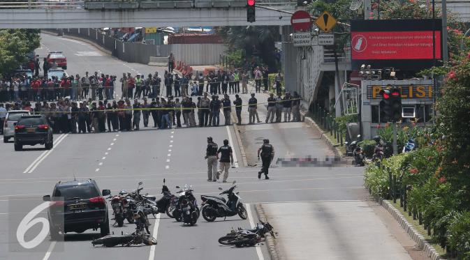 Suasana kondisi lokasi penembakan dan ledakan bom di sarinah, Jakarta, Kamis (14/1).Hingga saat ini polisi kondisi di lokaai masih menegangka. (Liputan6.com/Angga Yuniar)