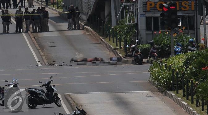 Sejumlah korban tergeletak di jalan di lokasi tempat pengeboman di Sarinah, Jakarta, Kamis (14/1/2016). Hingga saat ini polisi kondisi di lokasi masih menegangkan. (Liputan6.com/Angga Yuniar)