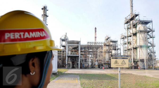 Petugas PT. Pertamina (Persero) memantau Refinery Unit (RU) atau kilang VI Balongan di Indramayu, Jawa Barat, (14/1). RU VI Balongan merupakan tumpuan produksi BBM jenis Pertamax Series milik PT. Pertamina (Persero). (Liputan6.com/Helmi Afandi)