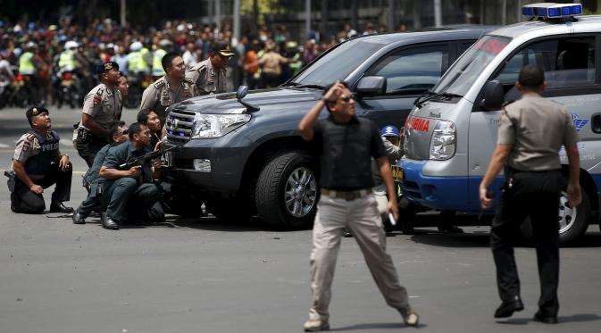 Kombes Pol Krishna Murti dan latar belakang polisi yang tengah berlindung | Via: Reuters/Beawiharta