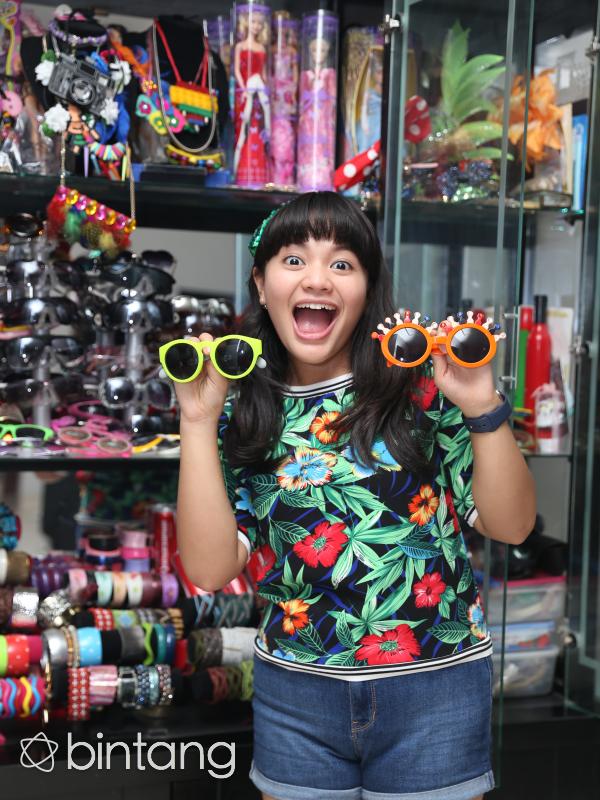 Amel Carla dan koleksi kacamata, gelang, dan kalung. (Andy Masela/Bintang.com)