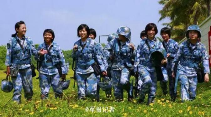 Para tentara perempuan ini mendapat julukan 'bunga matahari terindah'. (foto: Shanghaiist)