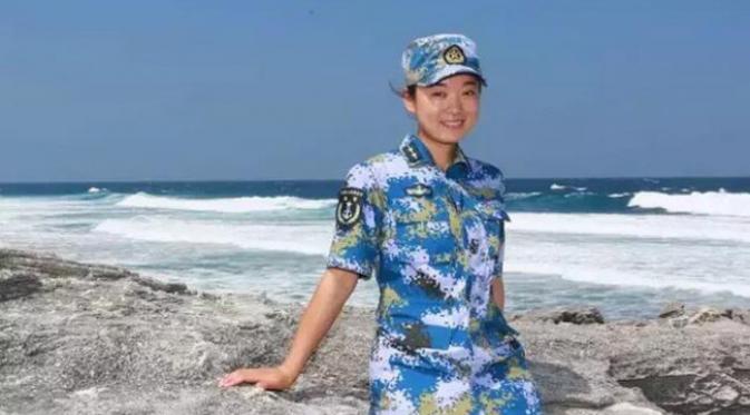 Di tengah ricuhnya konflik Laut China Selatan, hadir para tentara perempuan yang cantik, namun siap bertempur.