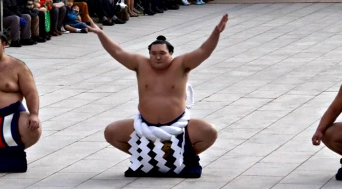 Pegulat sumo di Jepang memiliki tradisi unik menyambut Tahun Baru, antara lain melalui upacara menghentakkan kaki. (Sumber cuplikan video Reuters)